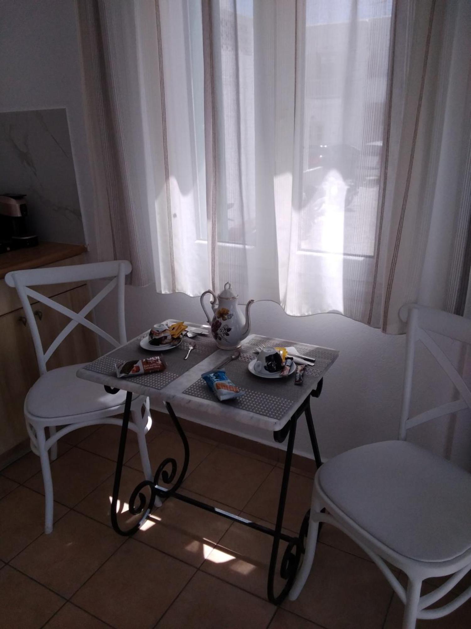 אורנוס Celeste Apartments מראה חיצוני תמונה